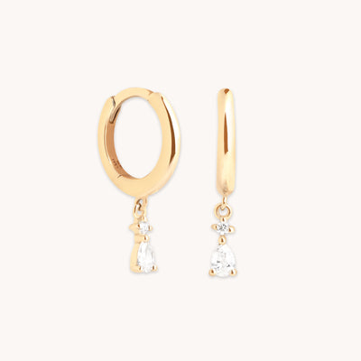 AM25-AD-SG-LD-CHRM-HUG-SG_1-Astrid &amp; Miyu