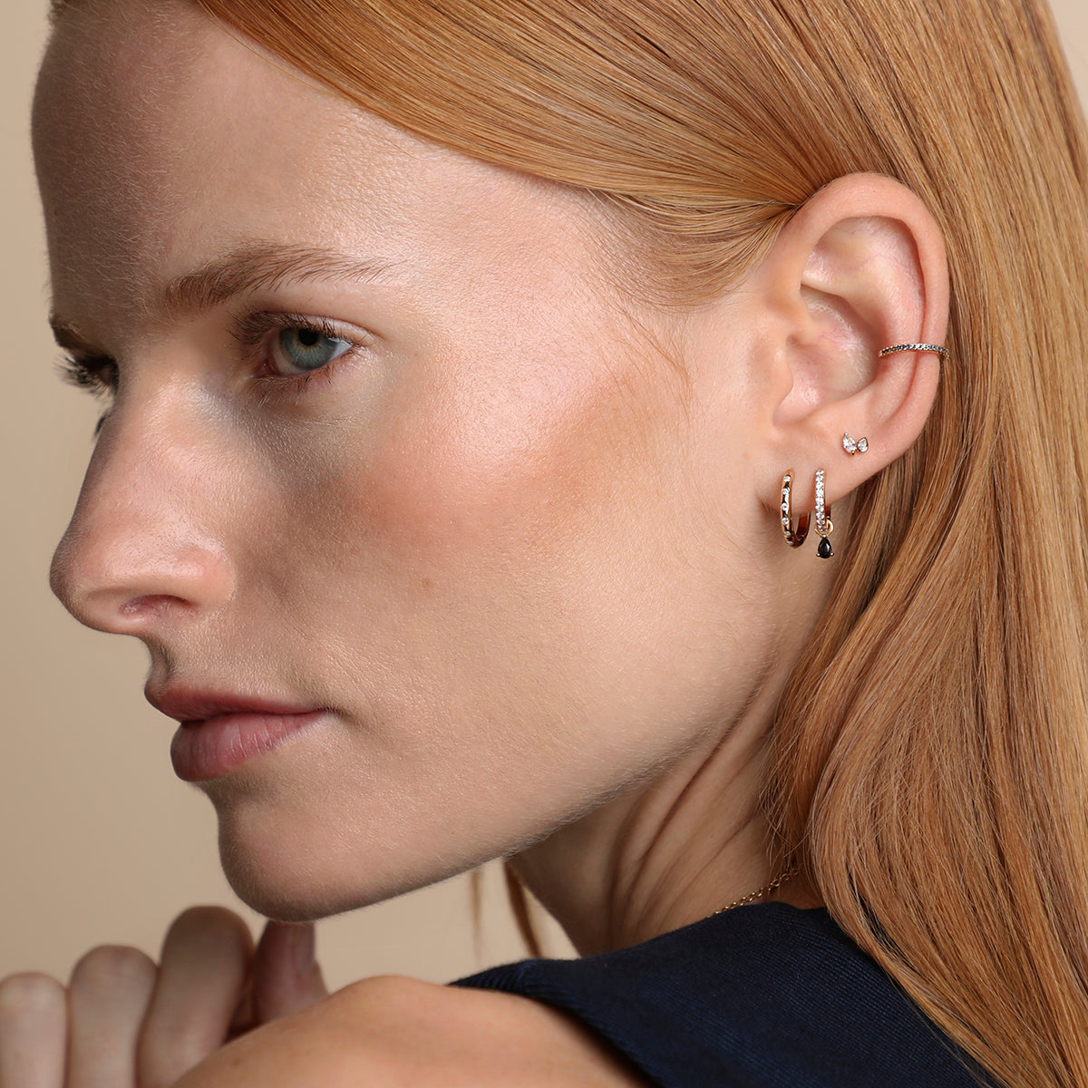 AM25-AD12-HUG-CH-G_4-Astrid &amp; Miyu