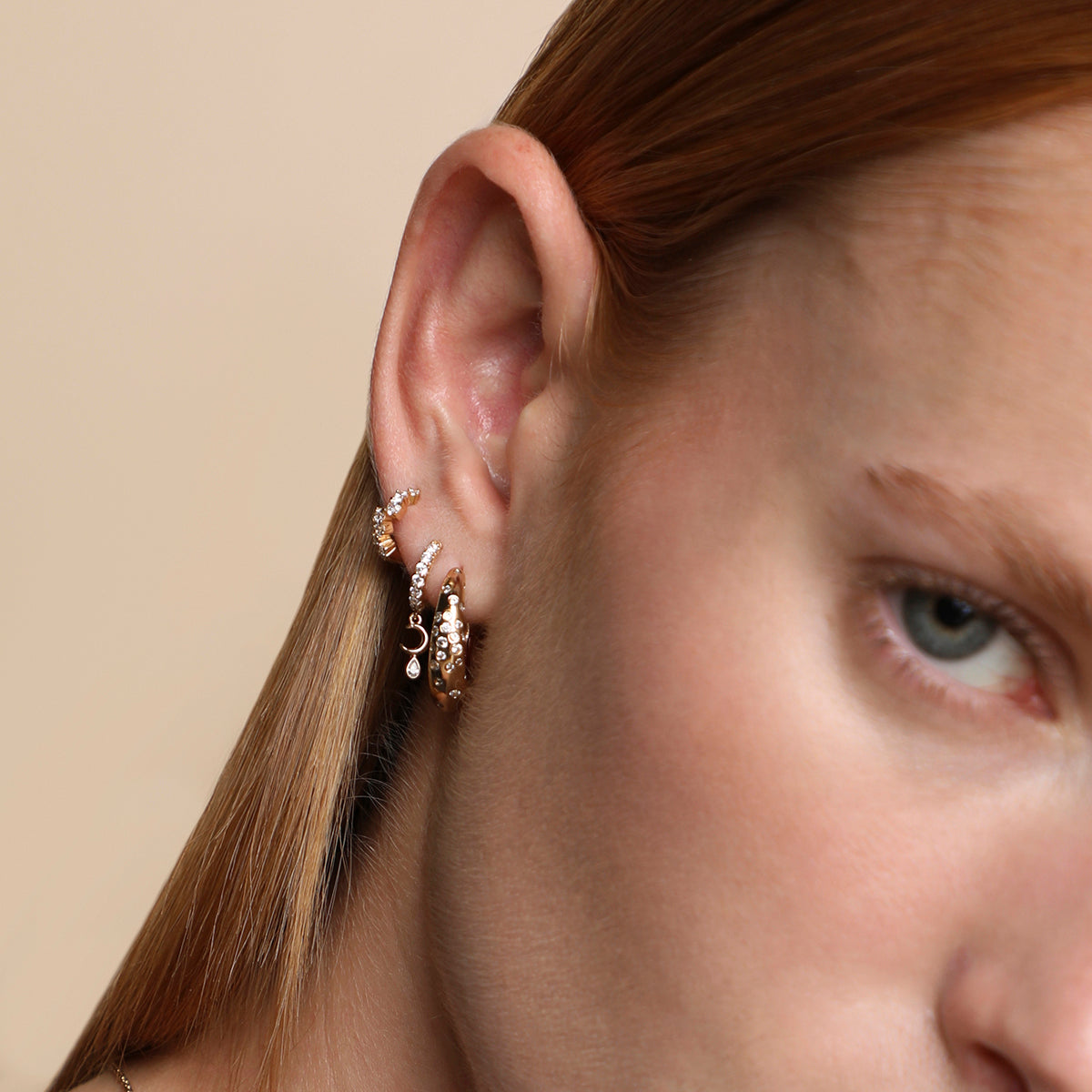 AM25-AD24-HUG-M-G_4-Astrid &amp; Miyu