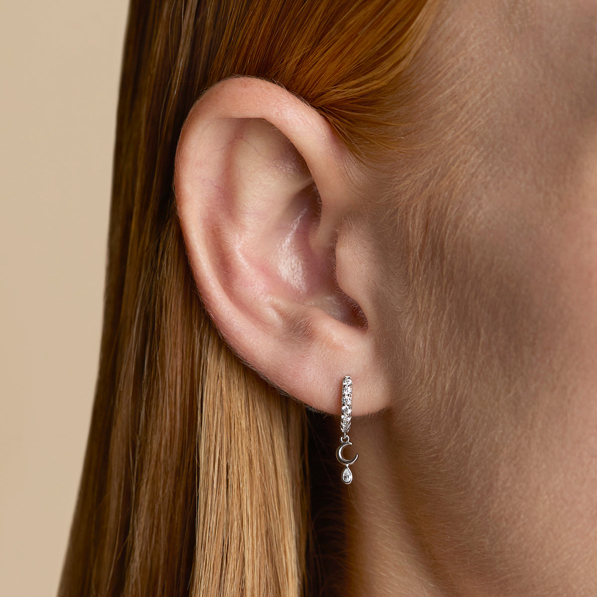 AM25-AD24-HUG-M-S_2-Astrid &amp; Miyu