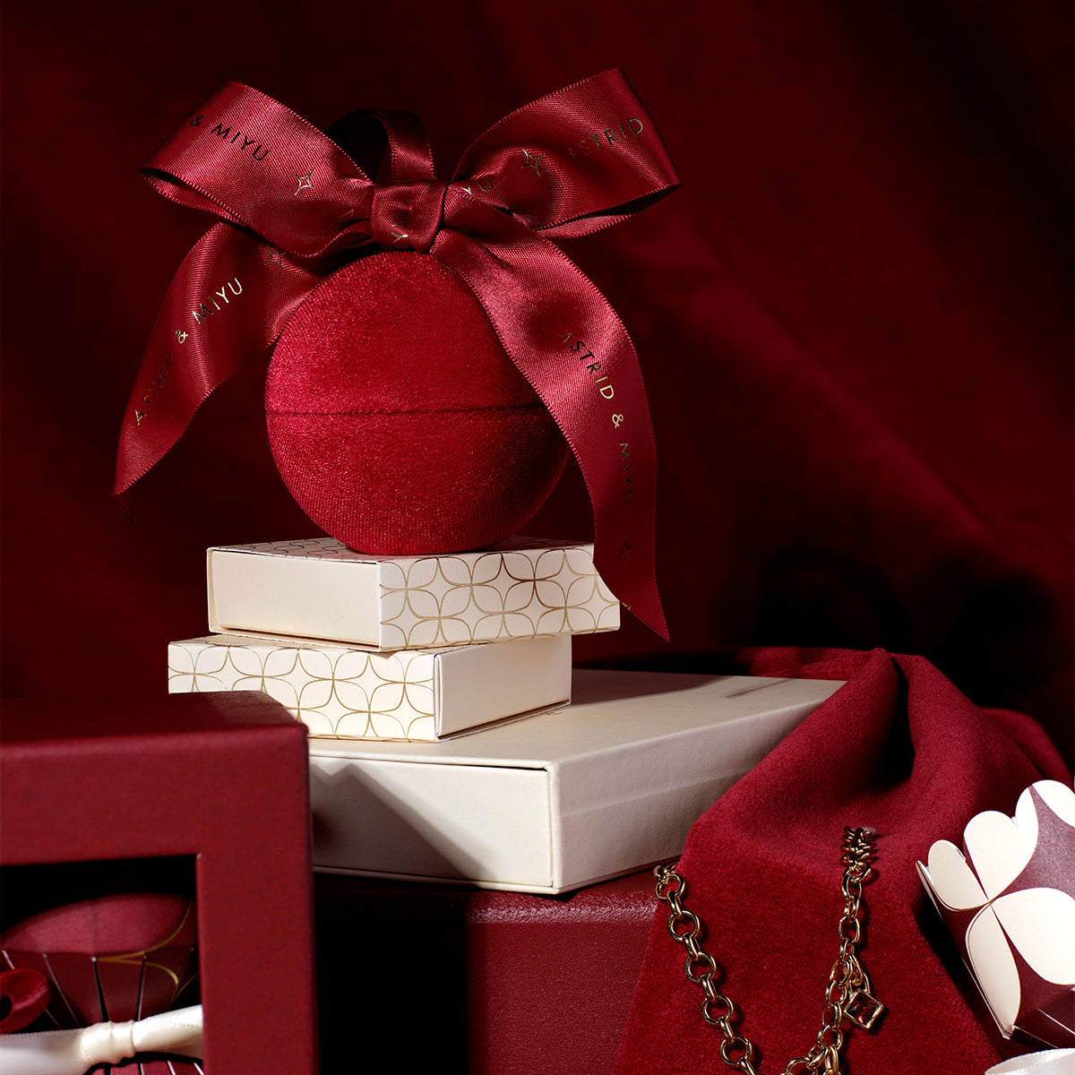 Star Bracelet Ornament Bauble in Gold-Astrid &amp; Miyu