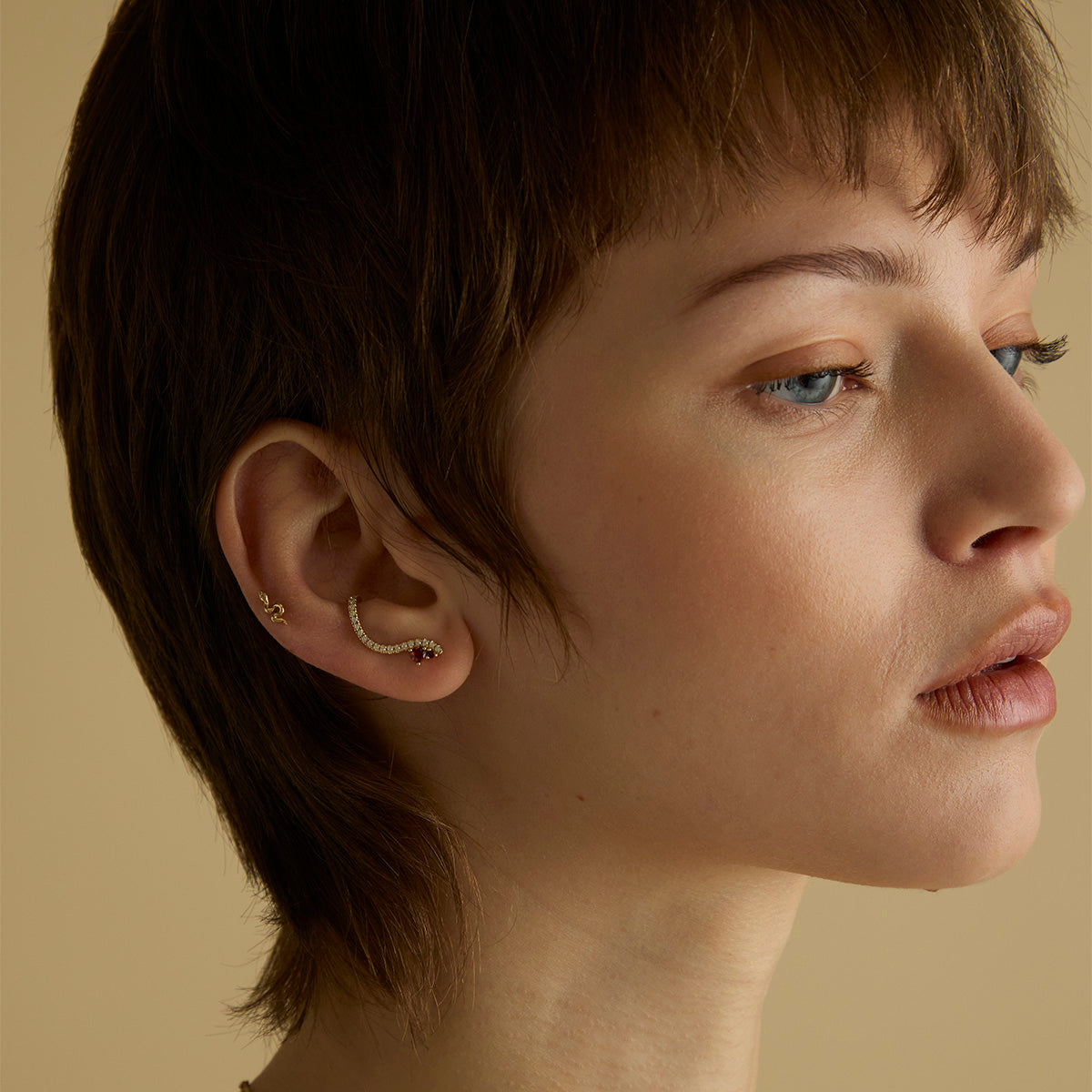 April White Topaz - Snake Piercing Stud in Solid Gold - Piercing Stud - Astrid &amp; Miyu