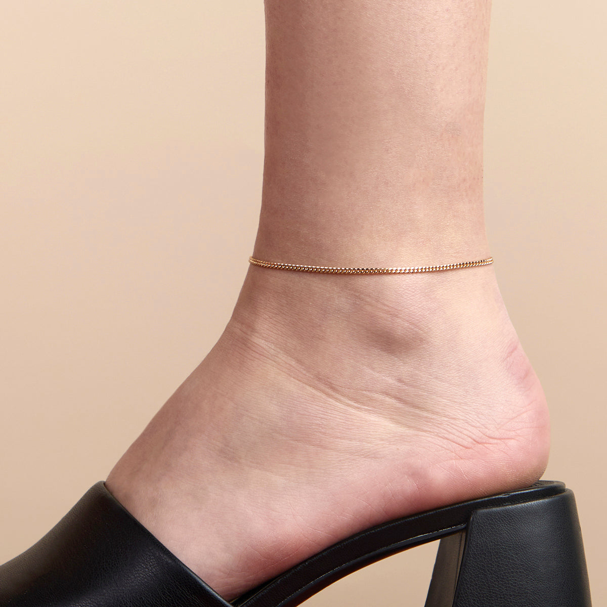 Essential Curb Chain Anklet in Gold | A&M