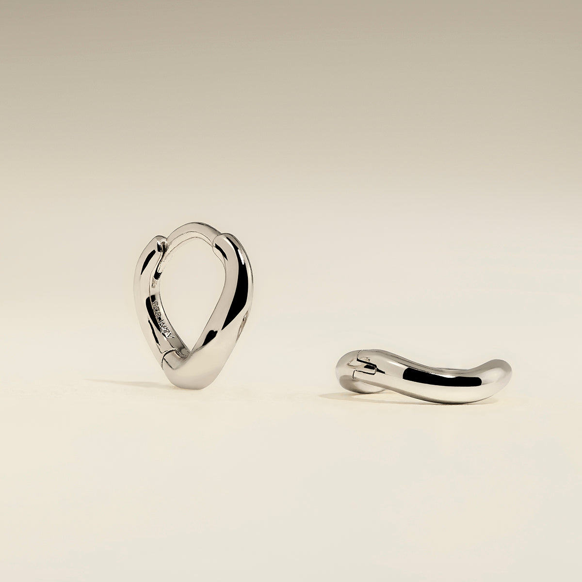 Wave Huggies in Silver-Astrid &amp; Miyu