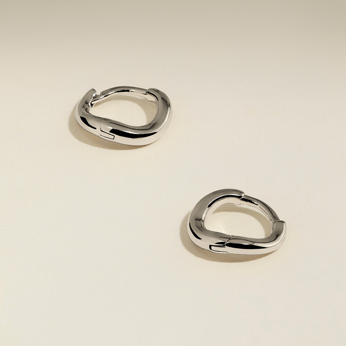 Wave Huggies in Silver-Astrid &amp; Miyu