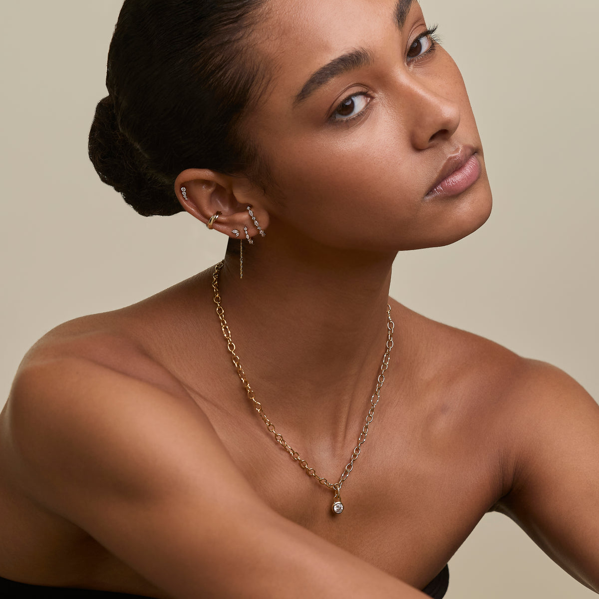 AM26-ADV-STUD-CRV-CRYS-TI-G_3-Astrid &amp; Miyu