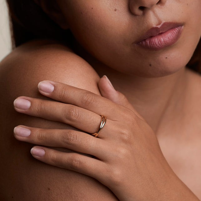 Crossover Illusion Band Ring in Gold-Astrid &amp; Miyu