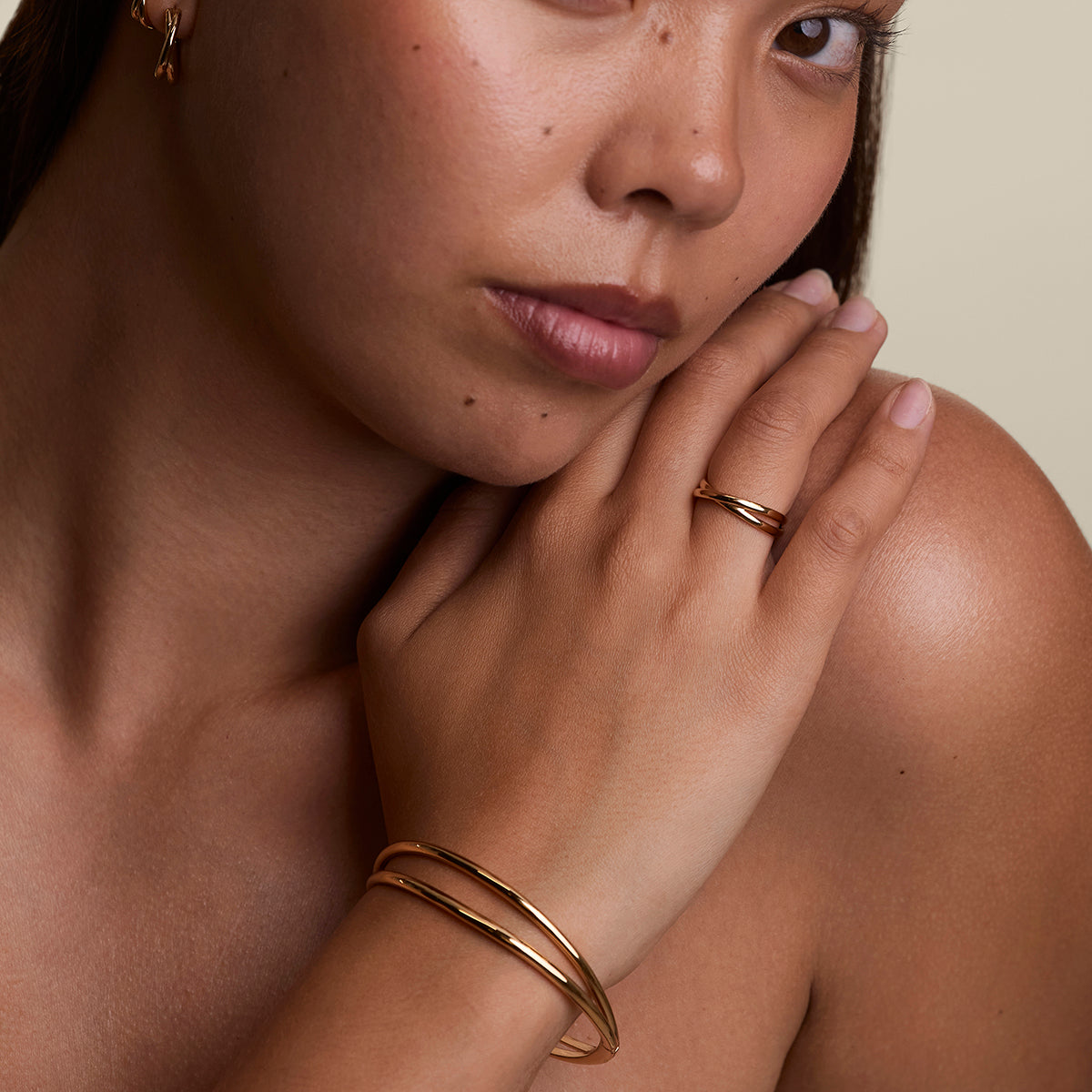 Crossover Illusion Band Ring in Gold-Astrid &amp; Miyu