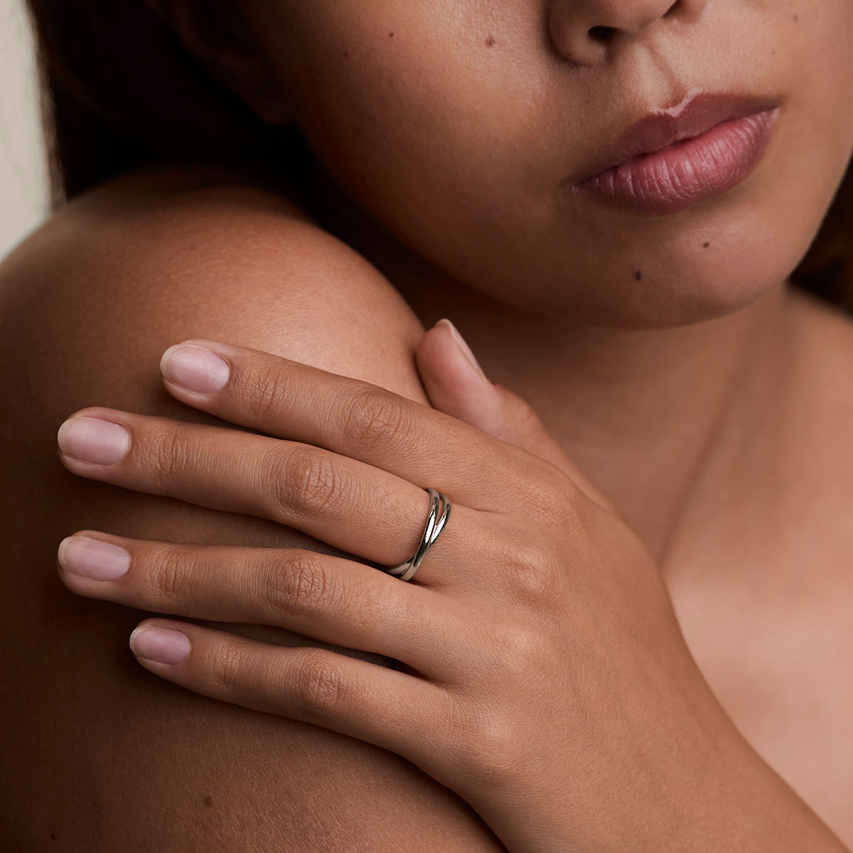 Crossover Illusion Band Ring in Silver-Astrid &amp; Miyu