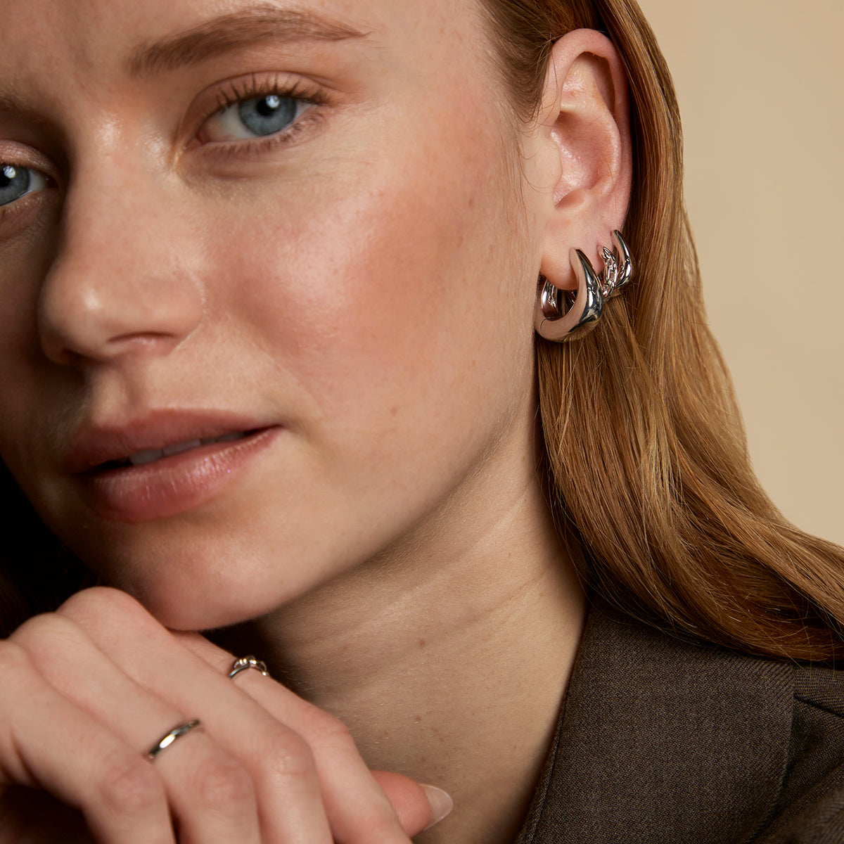 Saddle Small Hoops in Silver-Astrid &amp; Miyu