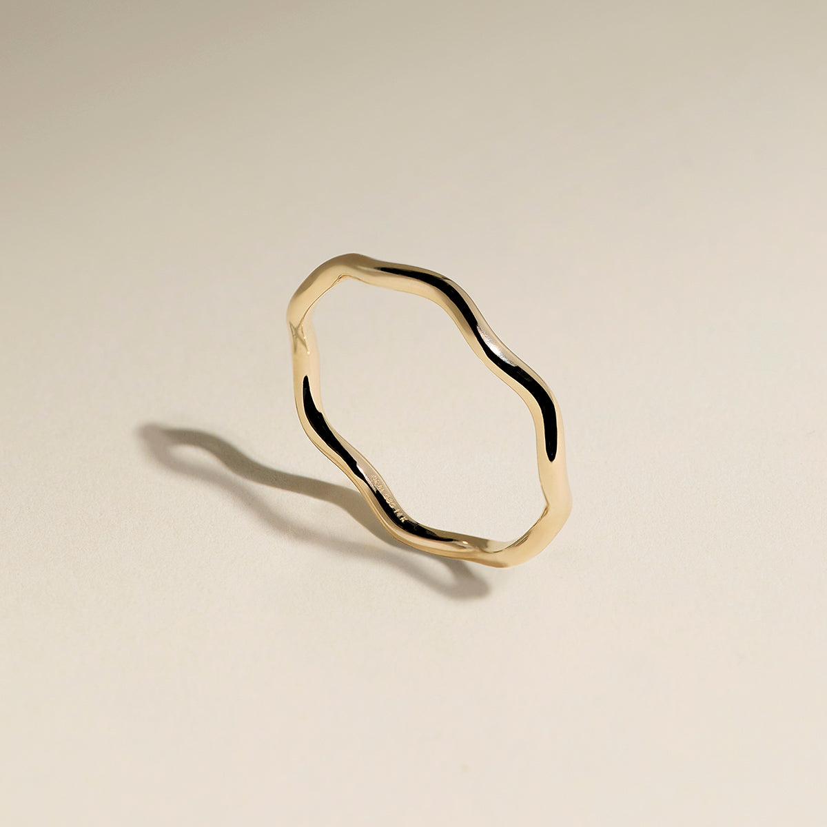 Scalloped Band Ring in Solid Gold-Astrid &amp; Miyu