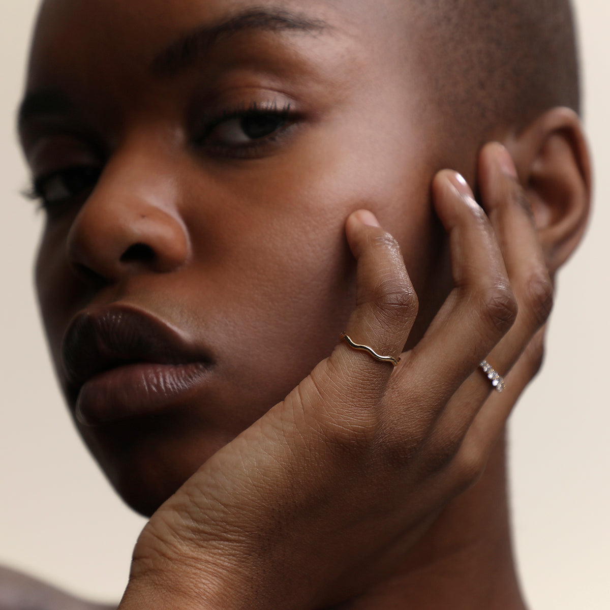 Scalloped Band Ring in Solid Gold-Astrid &amp; Miyu