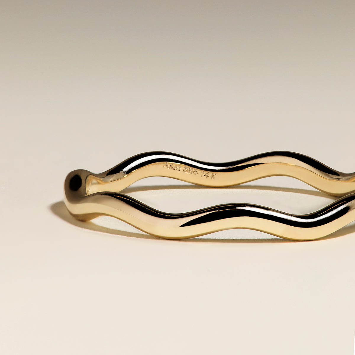 Scalloped Band Ring in Solid Gold-Astrid &amp; Miyu