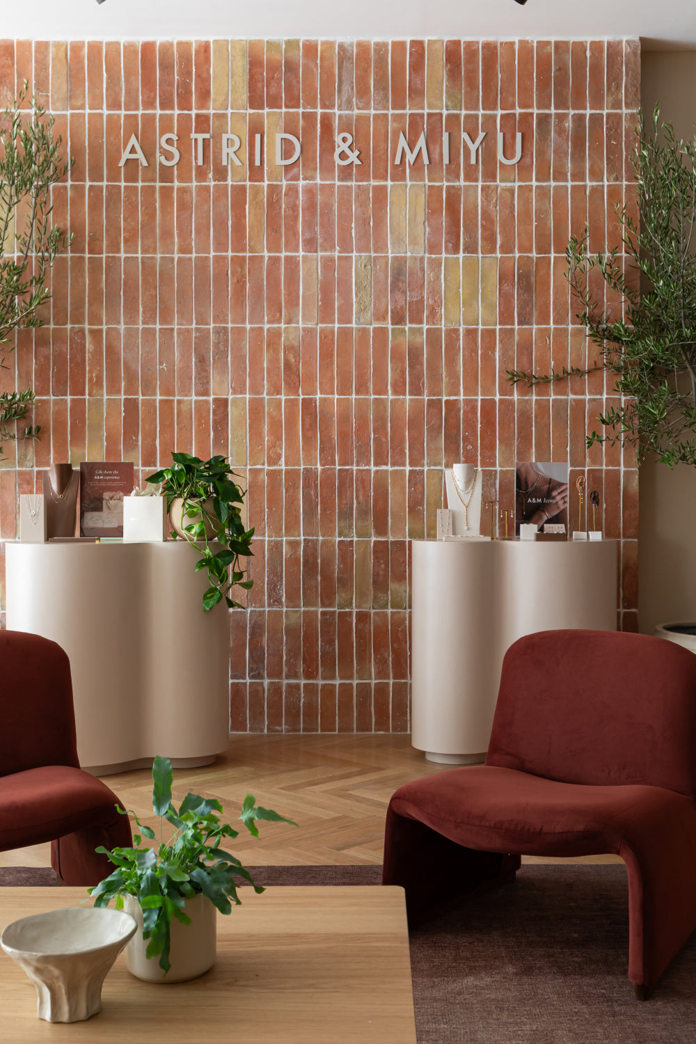 Feature_Wall-Astrid &amp; Miyu