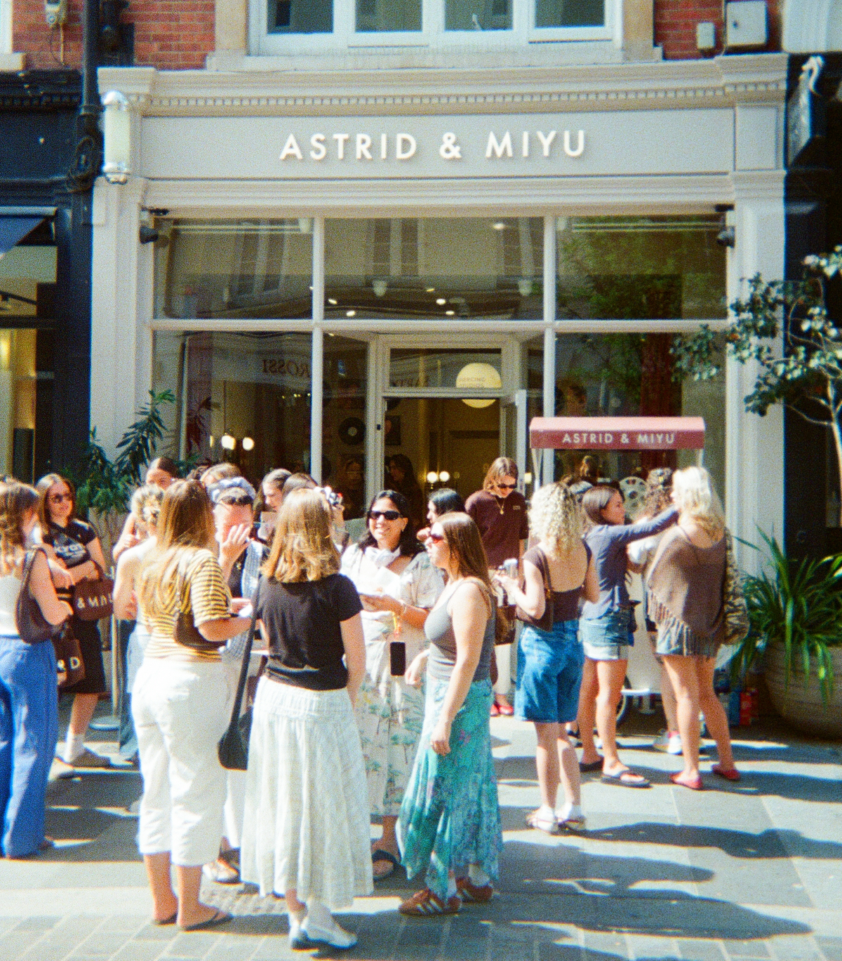 Hero_Split_1_1-Astrid &amp; Miyu