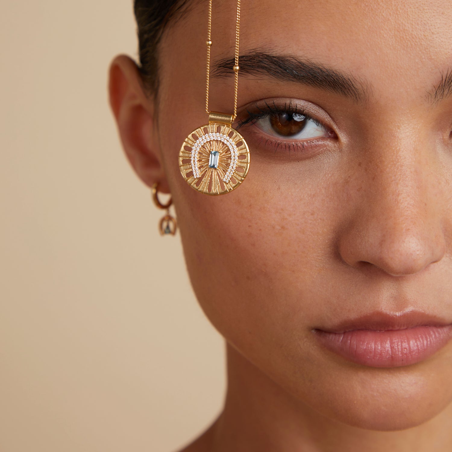 18k Gold Plated Jewellery - Horseshoe Pendant Necklace in Gold - Pendant Necklace - Astrid &amp; Miyu