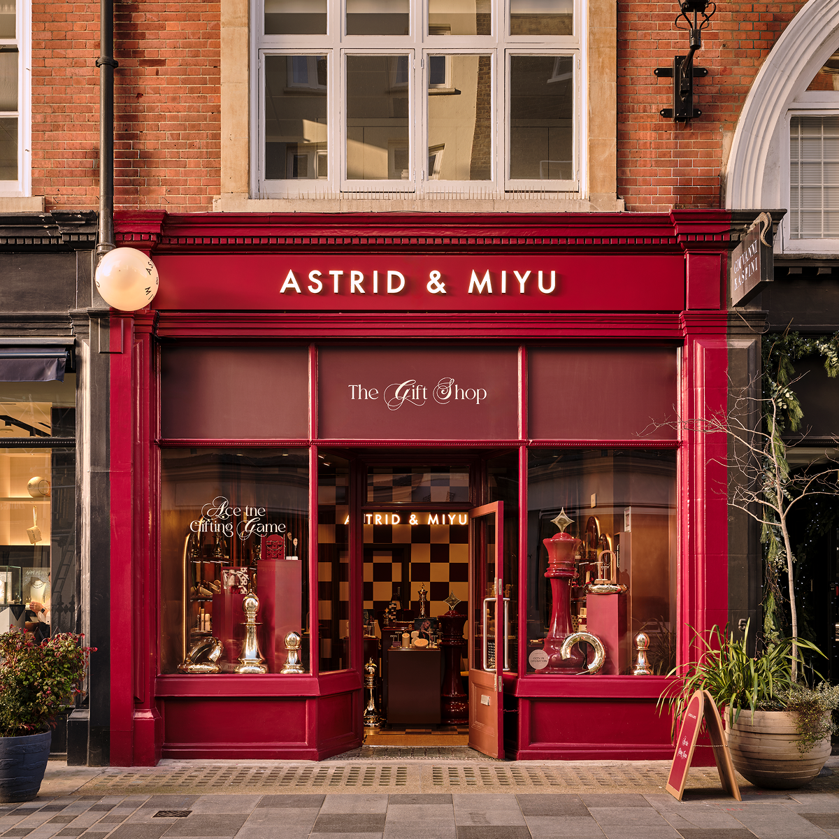 Q4_25_SouthMolton_Store_Mob_1-Astrid &amp; Miyu