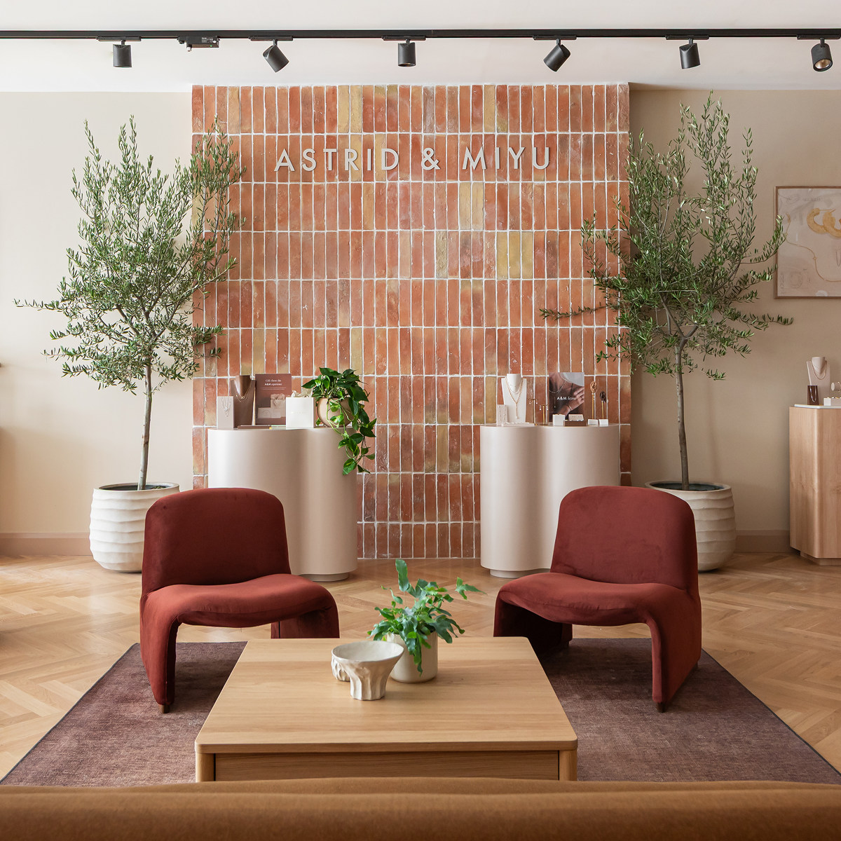 Stores_Mob1-Astrid &amp; Miyu