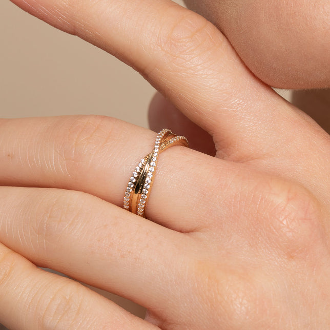 Twist Pavé Ring in Gold - Band Ring - Astrid & Miyu