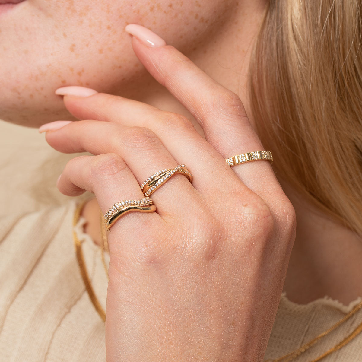 Twist Pavé Ring in Gold - Band Ring - Astrid &amp; Miyu
