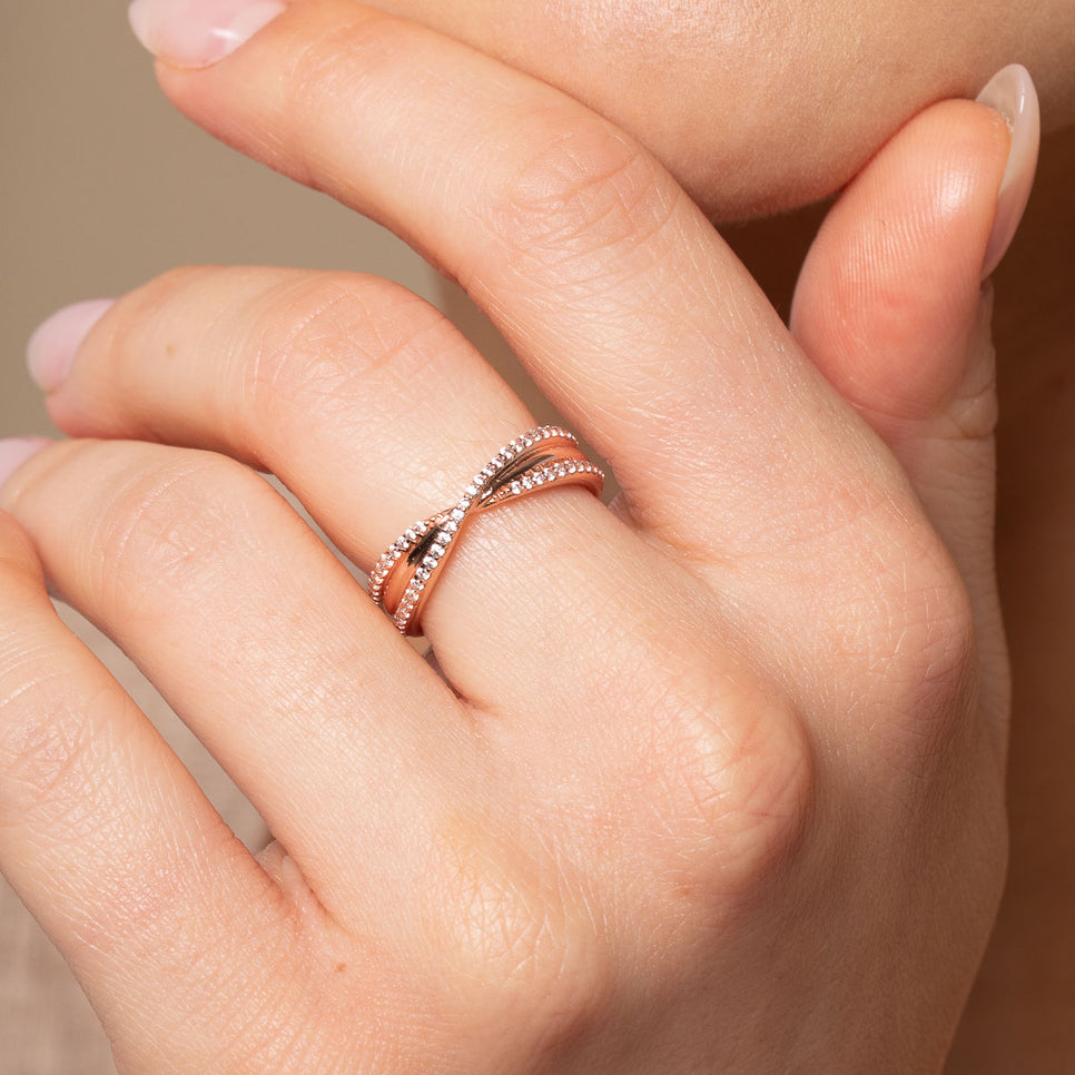 18k Rose Gold Plated Jewellery - Twist Pavé Ring in Rose Gold - Band Ring - Astrid &amp; Miyu