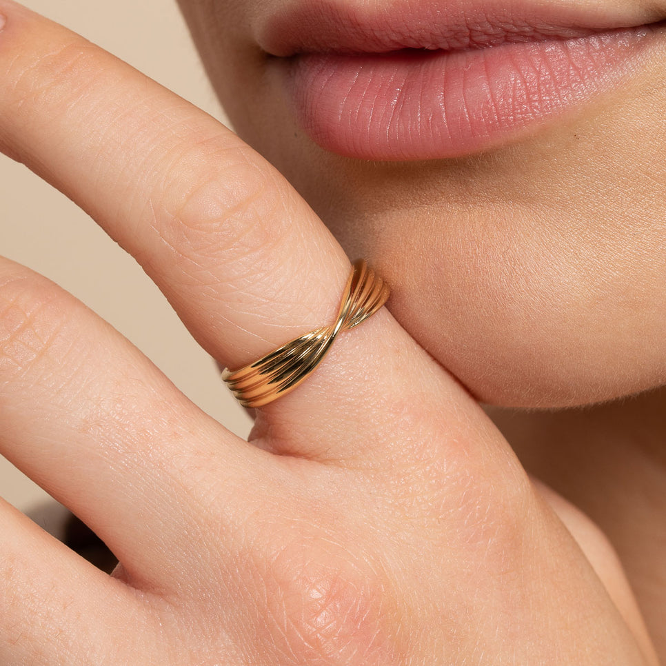 Twist Ring in Gold - Band Ring - Astrid &amp; Miyu