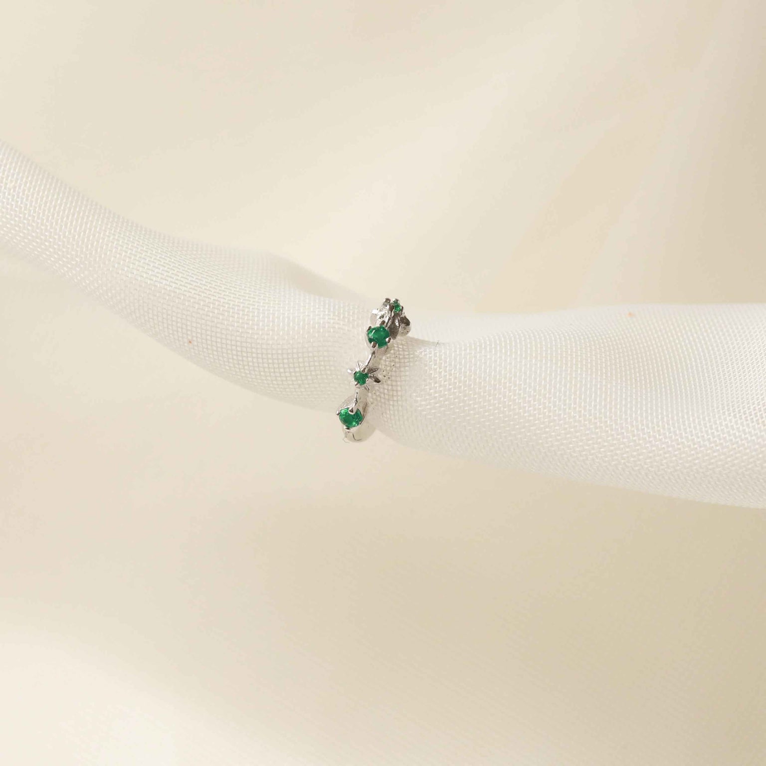Cartilage Hoops - Cosmic Emerald Hoop 6.5mm in Silver - Clicker - Astrid &amp; Miyu